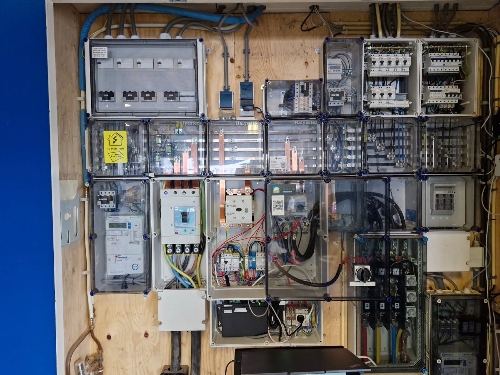 Elektrisch verdeelbord met PV-installatie